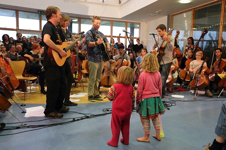Alasdaair-Fraser-concert-children-794.jpg